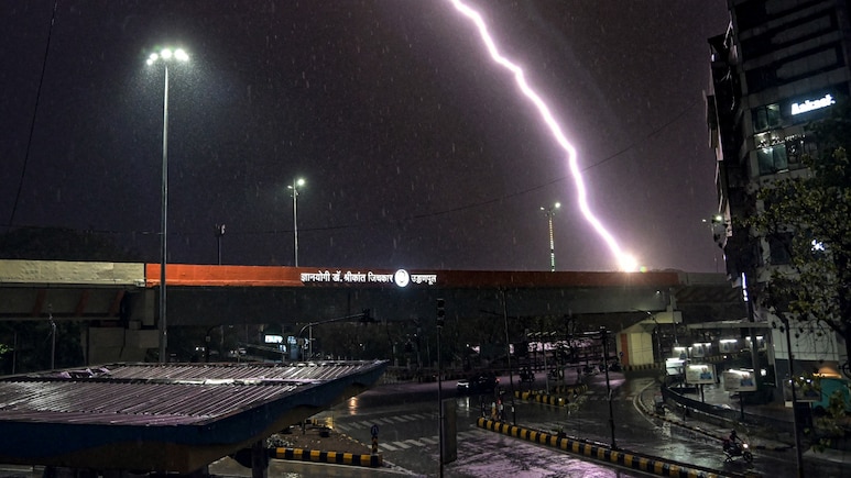 इंद्रदेव मेहरबान! अप्रैल में भी बारिश-बर्फबारी और ओलावृष्टि, पाकिस्तान से आ रहा कौन सा बवंडर, UP-दिल्ली से पंजाब तक बदलेगा मौसम