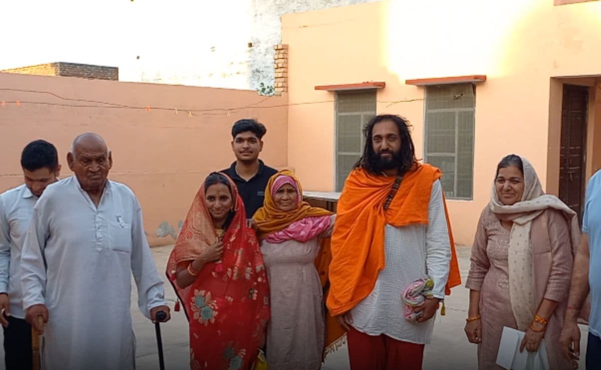 IIT बाबा और प्रीतिका का गांव में स्वागत, पैतृक गांव में निभाई 'संटा-संटी' की रस्म