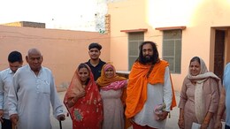 IIT बाबा और प्रीतिका का गांव में स्वागत, पैतृक गांव में निभाई 'संटा-संटी' की रस्म