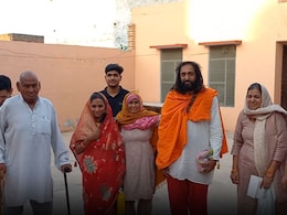 IIT बाबा और प्रीतिका का गांव में स्वागत, पैतृक गांव में निभाई 'संटा-संटी' की रस्म