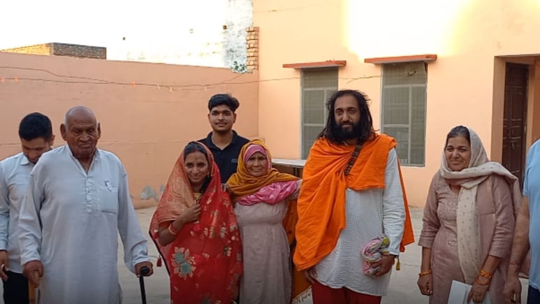 IIT बाबा और प्रीतिका का गांव में स्वागत, पैतृक गांव में निभाई 'संटा-संटी' की रस्म