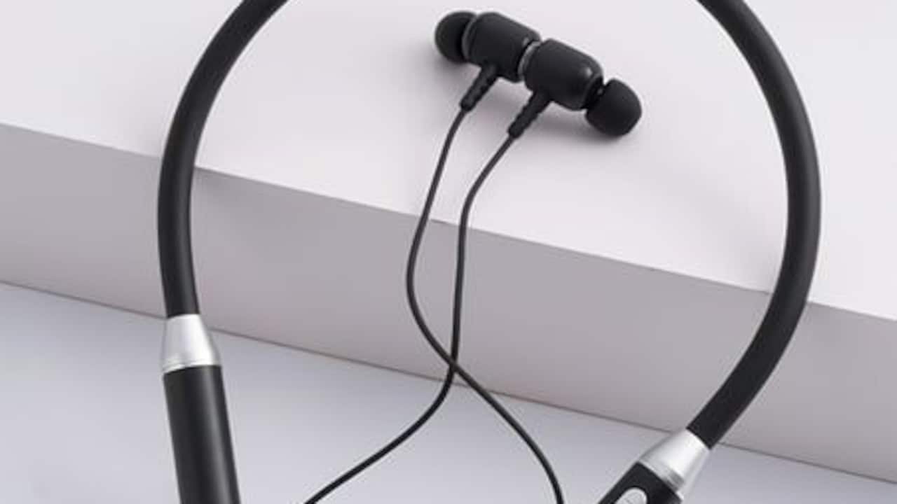 Neckbands vs TWS Earbuds: Which One Is Less Annoying For Daily Use Neckbands vs TWS Earbuds: Which One Is Less Annoying For Daily Use