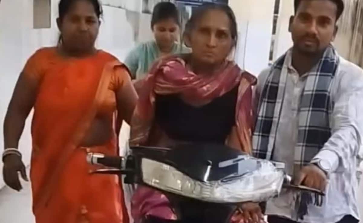 बिहार में गजब लापरवाही,न डॉक्टर मिला,न स्ट्रेचर दिया, बीमार दादी को स्कूटी में ले जाना पड़ा दूसरे अस्पताल