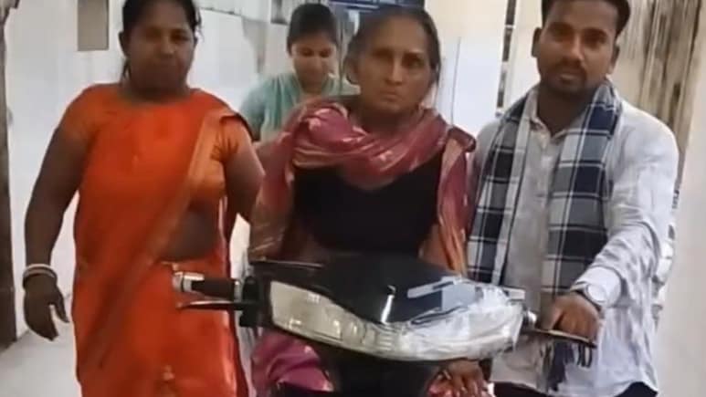 बिहार में गजब लापरवाही,न डॉक्टर मिला,न स्ट्रेचर दिया, बीमार दादी को स्कूटी में ले जाना पड़ा दूसरे अस्पताल