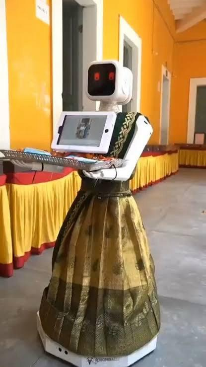 पोलिंग बूथ पर इंसान नहीं, रोबोट्स ने किया गाइड... तमिलनाडु चुनाव की ये तस्वीरें वायरल