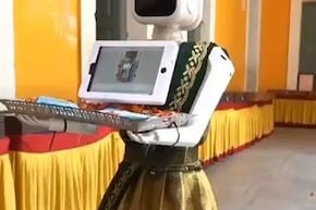 पोलिंग बूथ पर इंसान नहीं, रोबोट्स ने किया गाइड... तमिलनाडु चुनाव की ये तस्वीरें वायरल