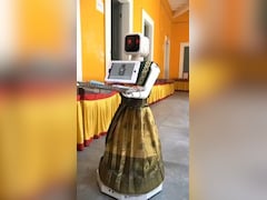 पोलिंग बूथ पर इंसान नहीं, रोबोट्स ने किया गाइड... तमिलनाडु चुनाव की ये तस्वीरें वायरल