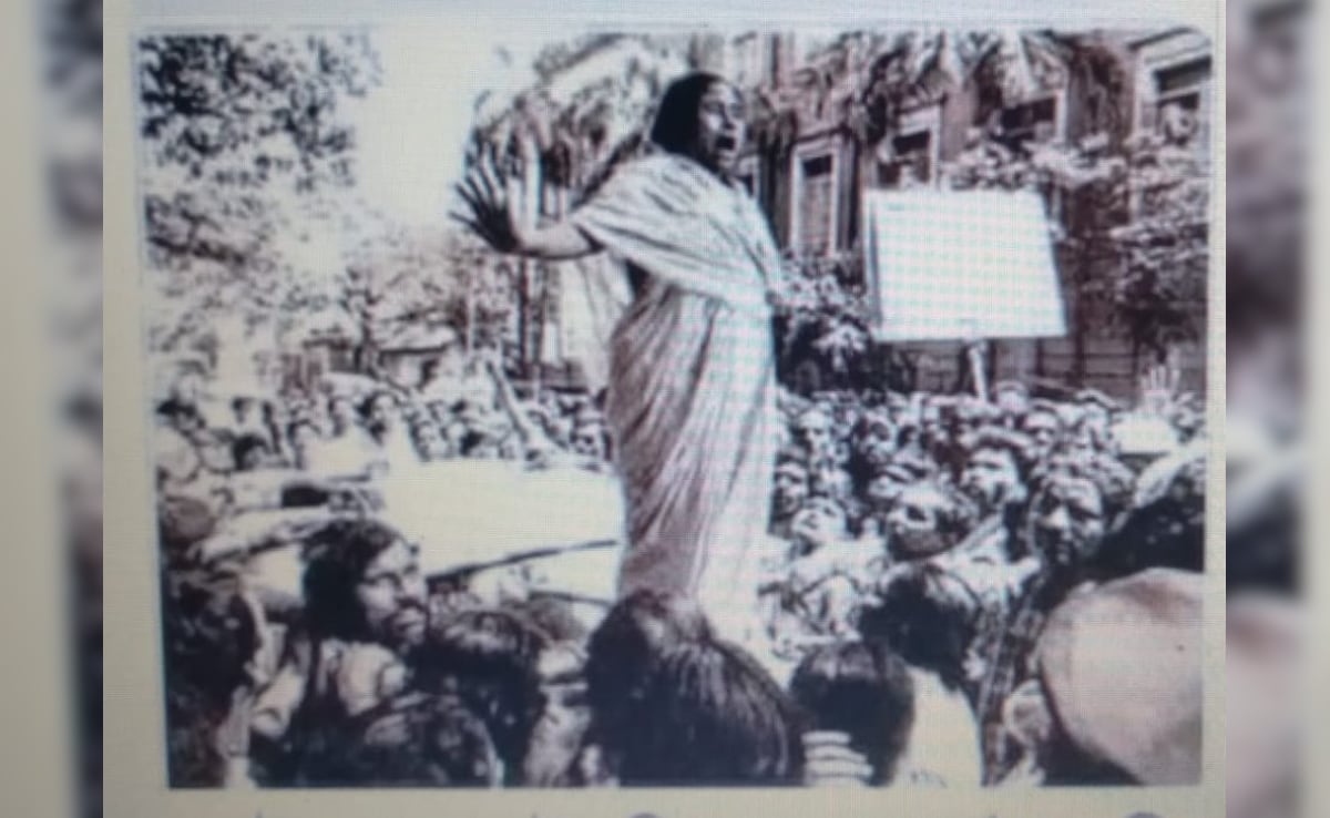 Mamata Banerjee climbed onto the bonnet of a car Jayaprakash Narayan was in during a Kolkata protest Mamata Banerjee climbed onto the bonnet of a car Jayaprakash Narayan was in during a Kolkata protest