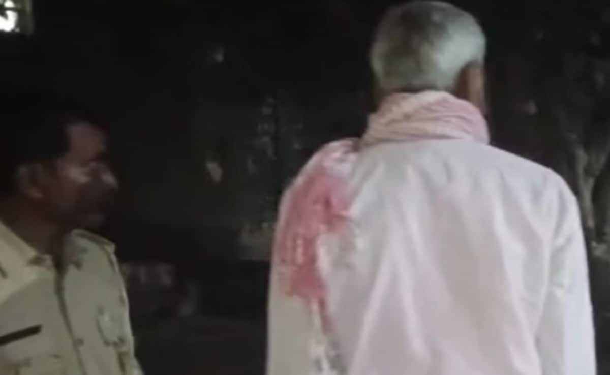 बिहार: फंदे पर लटकते म‍िली मह‍िला की लाश, भाई बोला- रेप के बाद बहन को मार डाला