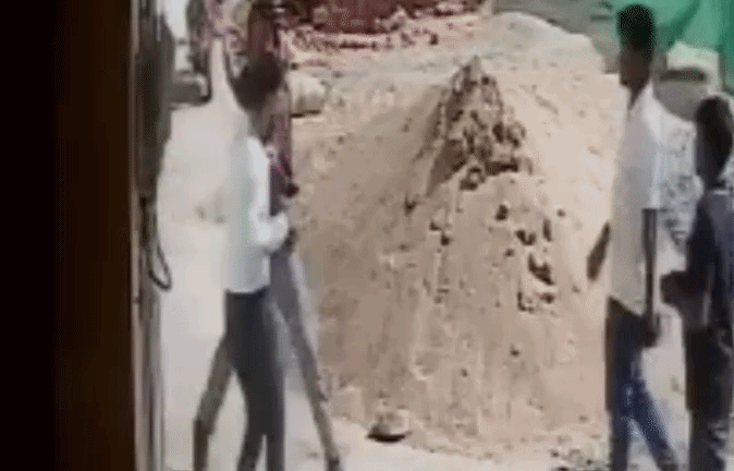 VIDEO: भू-माफियाओं ने दफ्तर में पटवारी को पीटा, मारपीट का वीडियो वायरल