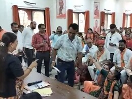 वसुंधरा राजे के कार्यक्रम में महिला मोर्चा अध्यक्ष का हंगामा, नाराज होकर जमीन पर बैठी