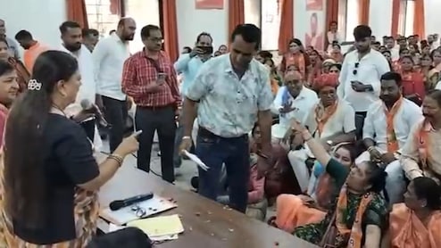 वसुंधरा राजे के कार्यक्रम में महिला मोर्चा अध्यक्ष का हंगामा, नाराज होकर जमीन पर बैठी