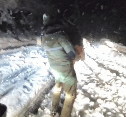 ह‍िमाचल में अप्रैल के महीने में बर्फबारी, फंसे पर्यटक; लाहौल स्पीति पुलिस ने क‍िया रेस्‍क्‍यू