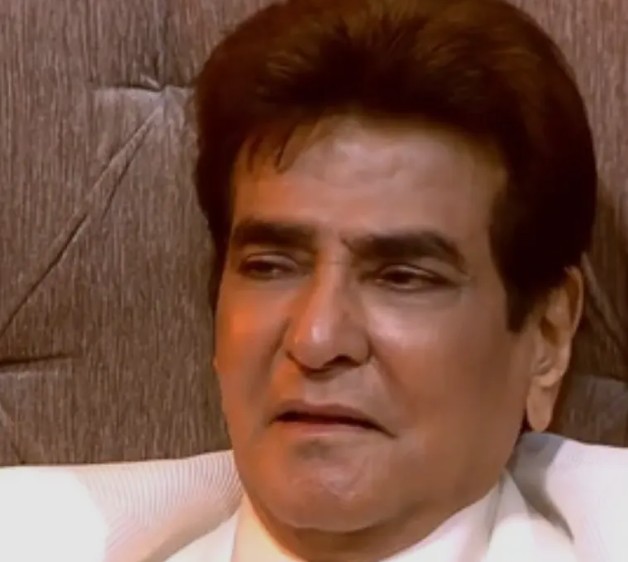 बेटा तुषार कपूर था दूर, जितेंद्र ने स्टाफ के साथ काटा केक, एक चुटकी केक से मीठा कर लिया मुंह