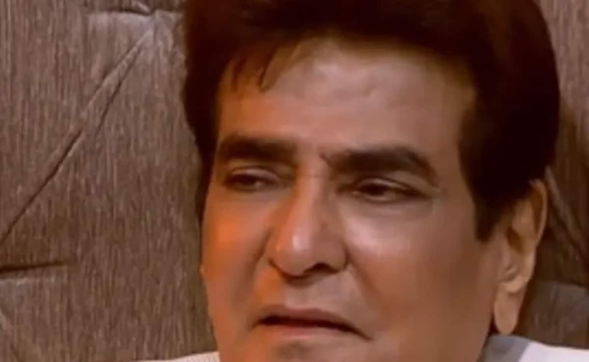 बेटा तुषार कपूर था दूर, जितेंद्र ने स्टाफ के साथ काटा केक, एक चुटकी केक से मीठा कर लिया मुंह