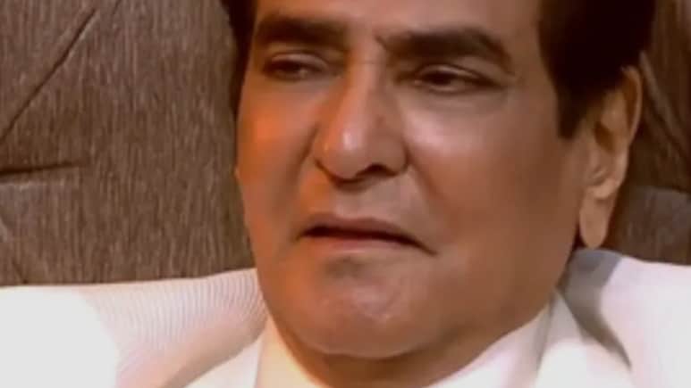 बेटा तुषार कपूर था दूर, जितेंद्र ने स्टाफ के साथ काटा केक, एक चुटकी केक से मीठा कर लिया मुंह