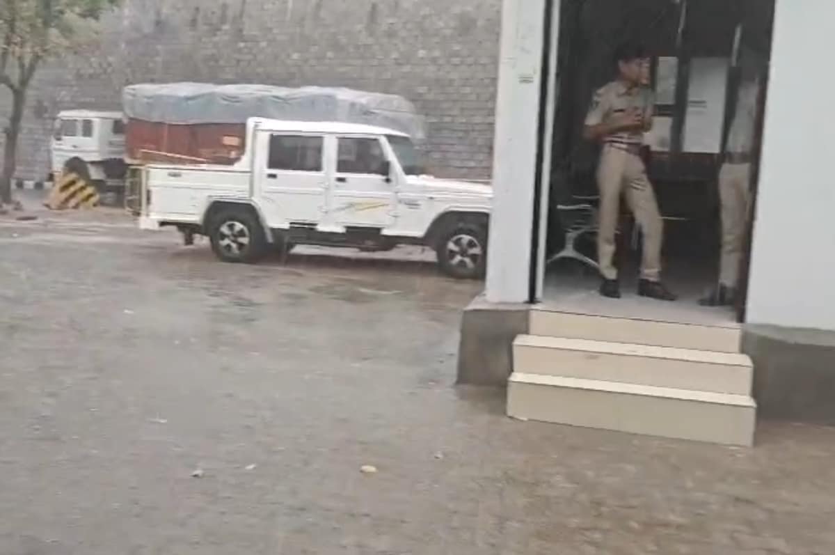 भारी बारिश से पुलिसकर्मी भी परेशान दिखे.