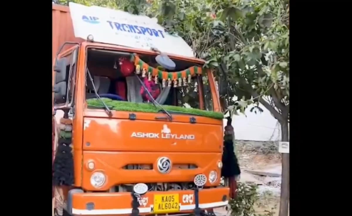 टक्कर मारने के बाद 1KM तक घसीटा, फिल्म देखकर घर जा रही स्कूटी सवार महिला की मौत, पति गंभीर घायल