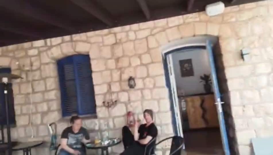 लेबनान बॉर्डर से महज कुछ सौ मीटर की दूरी पर मेटुआ में यह कॉफी शॉप चल रहा है. जबकि हमलों के कारण पूरा शहर लगभग खाली हो चुका है.