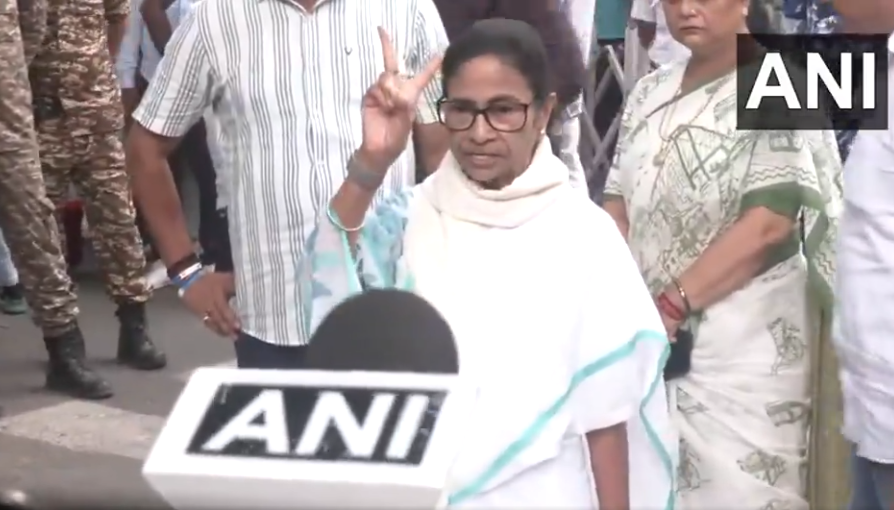 बंगाल वोटिंग LIVE: जहांगीर खान वाली सीट के कुछ बूथों पर वोटिंग रुकी, IPS अजय पाल भी कर रहे हैं गश्त