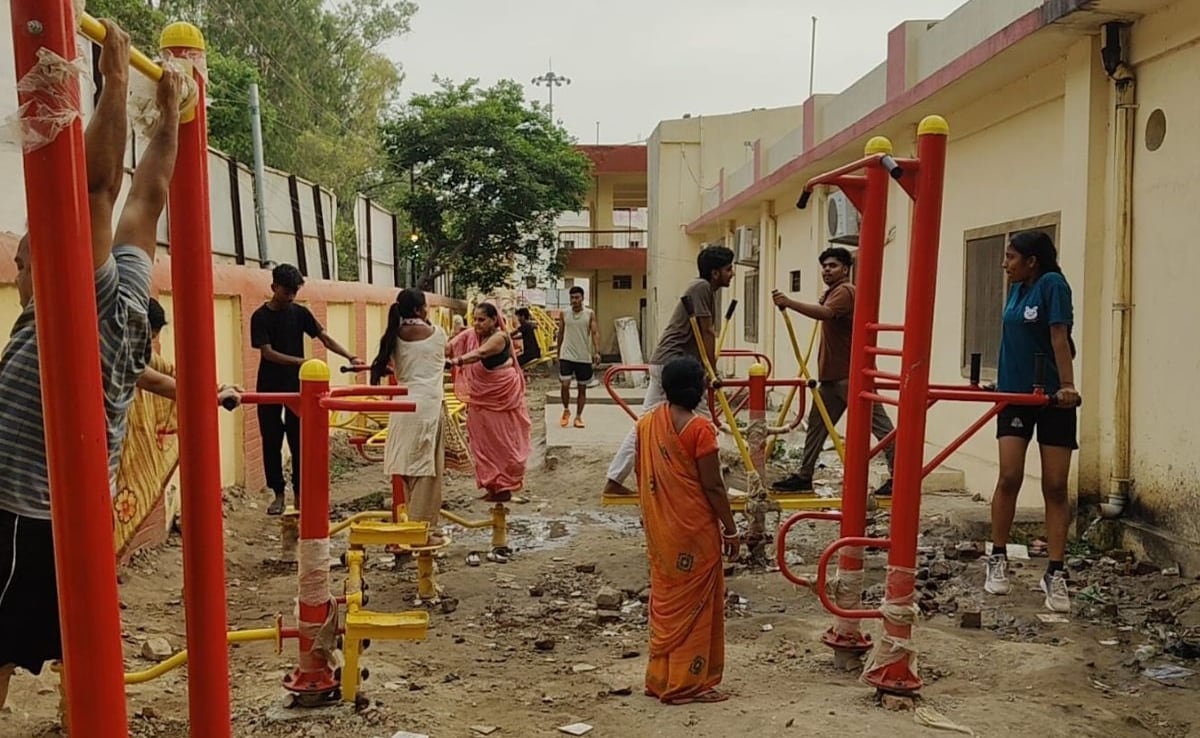 Bihar: खेल विभाग कारनामा, शौचालय की टंकी के ऊपर बना दिया 7 लाख का ओपन जिम, तर्क सूनकर घूम जाएगा सिर