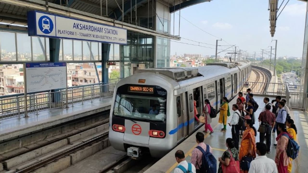 दिल्ली मेट्रो के 16 स्टेशन बंद, राजीव चौक, पटेल चौक से सुप्रीम कोर्ट तक ब्लू लाइन के ज्यादातर स्टेशन