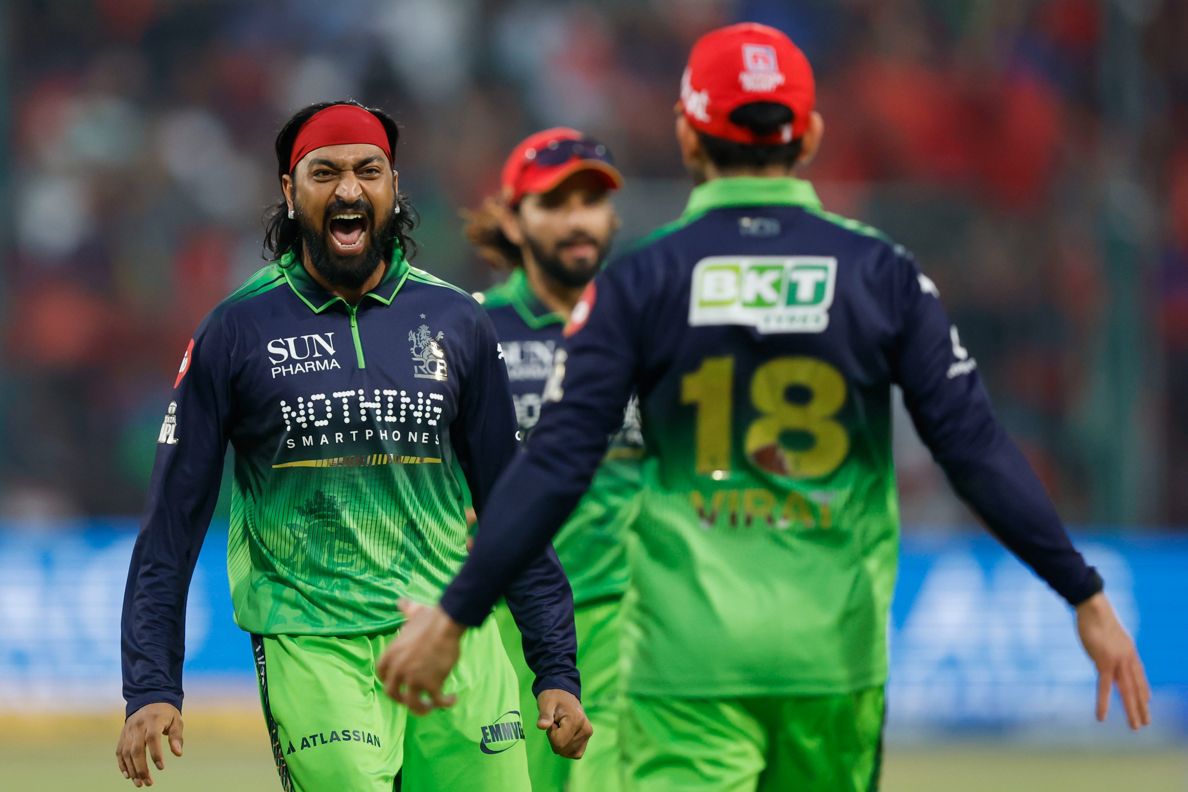 RCB vs DC LIVE Score: रोमांचक दौर में पहुंचा मैच, यहां से किसी भी तरफ जा सकती है विजयश्री