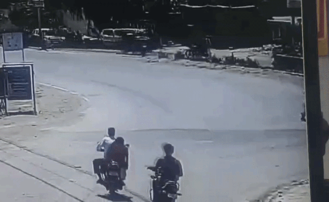 Rajasthan: चित्तौड़गढ़ में रॉन्ग साइड से आ रही बाइक ने टेम्पो को मारी टक्कर, मची चीख पुकार, 1 की मौत
