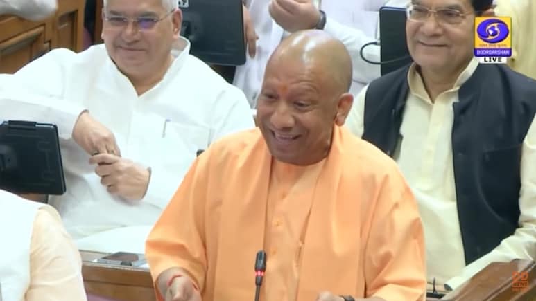 आपका आचरण देख गिरगिट भी सकुचा जाए... योगी ने महिला आरक्षण को लेकर सपा पर साधा निशाना