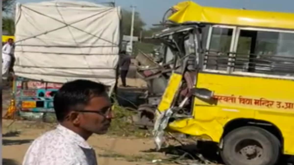 बस के आगे के हिस्से में ज्यादा क्षति हुई