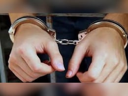 मह&zwj;िला क्रिकेटर मुंबई के व्&zwj;यापारी से करती थी अश्&zwj;लील बातें, चैट वायरल करने की धमकी देकर वसूले 63 लाख