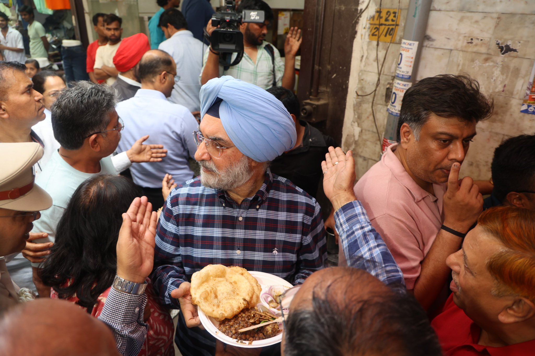 Lieutenant Governor Taranjit Singh Sandhu Enjoys Chole Bhature At Kamla Nagar