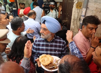 Delhi Lieutenant Governor Taranjit Singh Sandhu Visits Kamla Nagar's Iconic Chole Bhature Spot