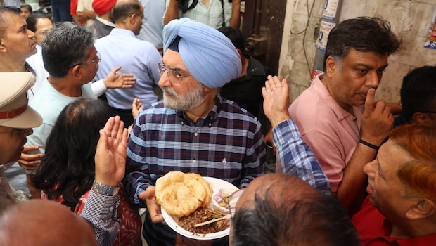 Delhi Lieutenant Governor Taranjit Singh Sandhu Visits Kamla Nagar's Iconic Chole Bhature Spot