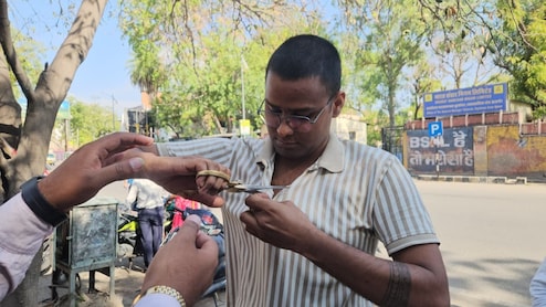 SI भर्ती: एग्जाम सेंटर पर रोका तो अभ्यर्थी ने खुद ही टी-शर्ट पर चलाई कैंची, बटन तोड़ने के बाद मिली एंट्री