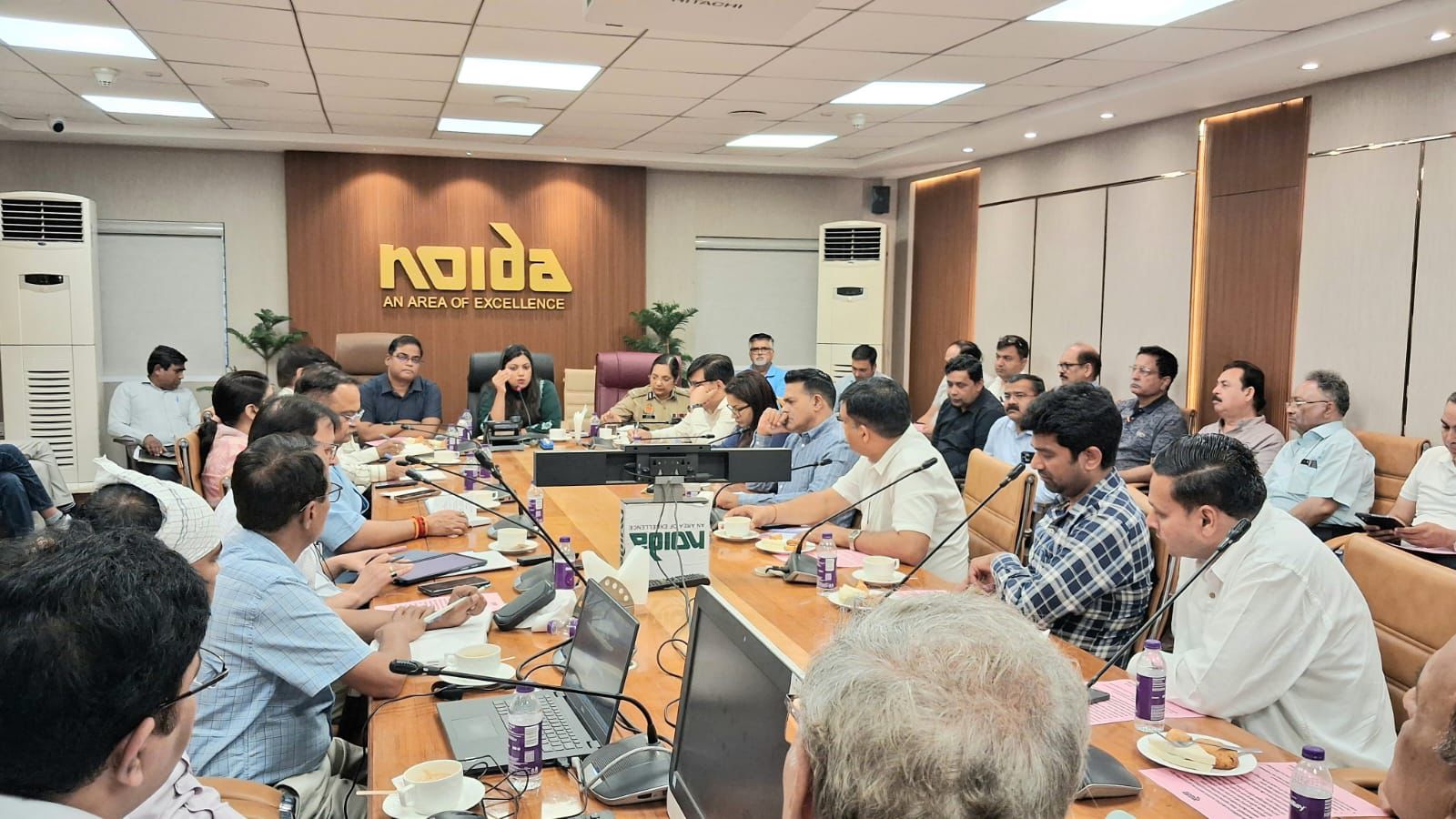 नोएडा में श्रमिकों के लिए गुड न्यूज, फैक्ट्रियों में CCTV अनिवार्य, मजदूरों को मिलेगा ग्रेच्युटी और EPF का हक