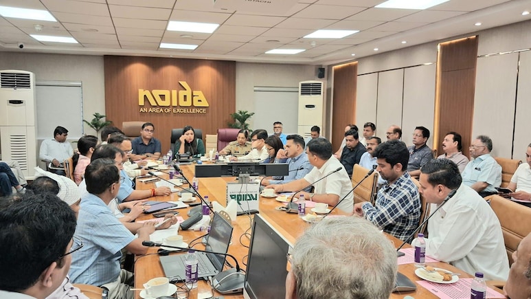 नोएडा में श्रमिकों के लिए गुड न्यूज, फैक्ट्रियों में CCTV अनिवार्य, मजदूरों को मिलेगा ग्रेच्युटी और EPF का हक