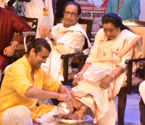 Sonu Nigam Shares Throwback Pic Of Washing Asha Bhosle's Feet On Stage: '<i>Dil Abhi Bhara Nahin</i>'
