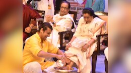 Sonu Nigam Shares Throwback Pic Of Washing Asha Bhosle's Feet On Stage: '<i>Dil Abhi Bhara Nahin</i>'