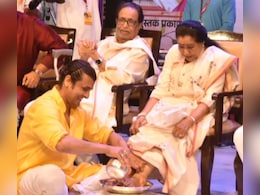 Sonu Nigam Shares Throwback Pic Of Washing Asha Bhosle's Feet On Stage: '<i>Dil Abhi Bhara Nahin</i>'