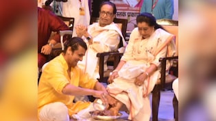 Sonu Nigam Shares Throwback Pic Of Washing Asha Bhosle's Feet On Stage: '<i>Dil Abhi Bhara Nahin</i>'