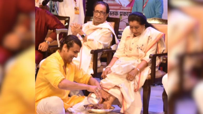 Sonu Nigam Shares Throwback Pic Of Washing Asha Bhosle's Feet On Stage: '<i>Dil Abhi Bhara Nahin</i>'