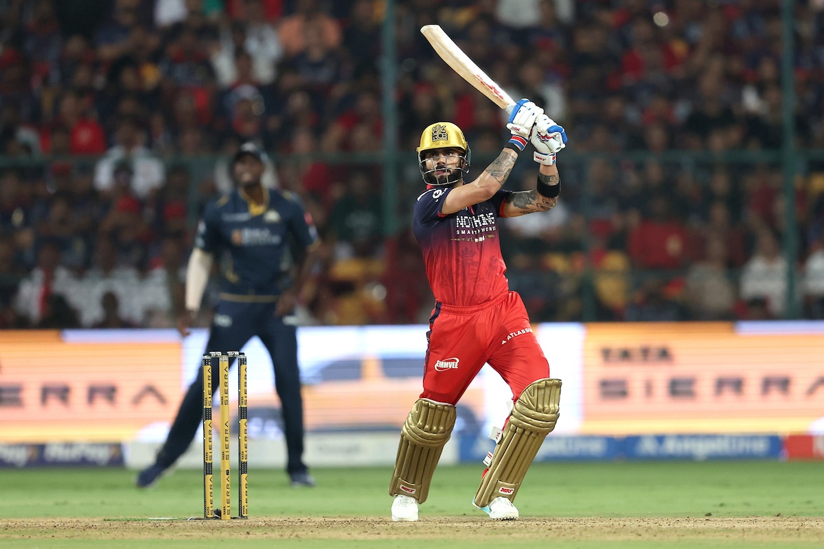 IPL LIVE: Kohli Scripts Multiple Records, Gets Standing Ovation From Anushka