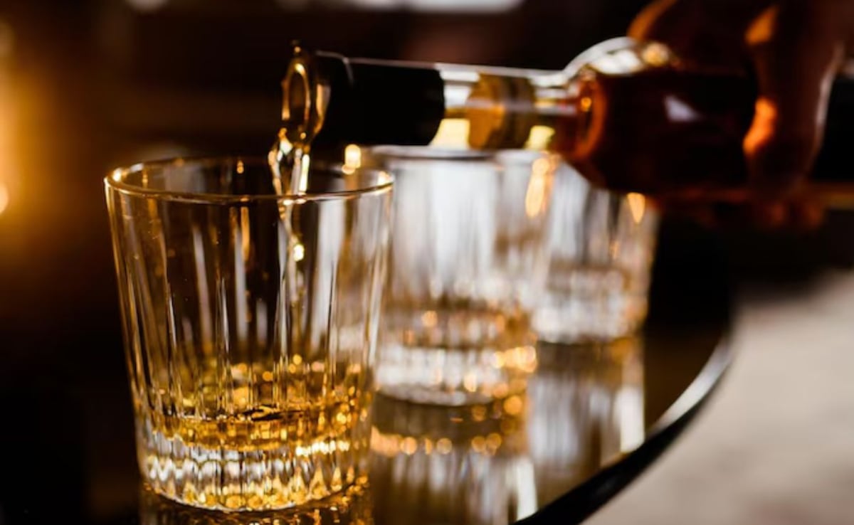 मदिरा के शौकीन ध्यान दें! उत्तराखंड में बढ़ गए शराब के दाम, अब एक बोतल पर चुकानी होगी इतनी कीमत
