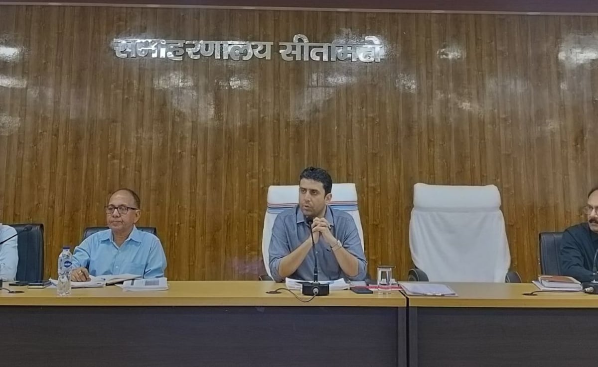 सीतामढ़ी कैश कांड में डीएम का बड़ा एक्शन, पंचायत सचिव पर गिरी गाज; मुखिया को हटाने के निर्देश