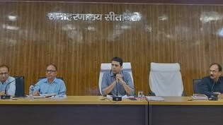 सीतामढ़ी कैश कांड में डीएम का बड़ा एक्शन, पंचायत सचिव पर गिरी गाज; मुखिया को हटाने के निर्देश