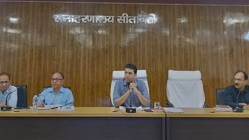 सीतामढ़ी कैश कांड में डीएम का बड़ा एक्शन, पंचायत सचिव पर गिरी गाज; मुखिया को हटाने के निर्देश