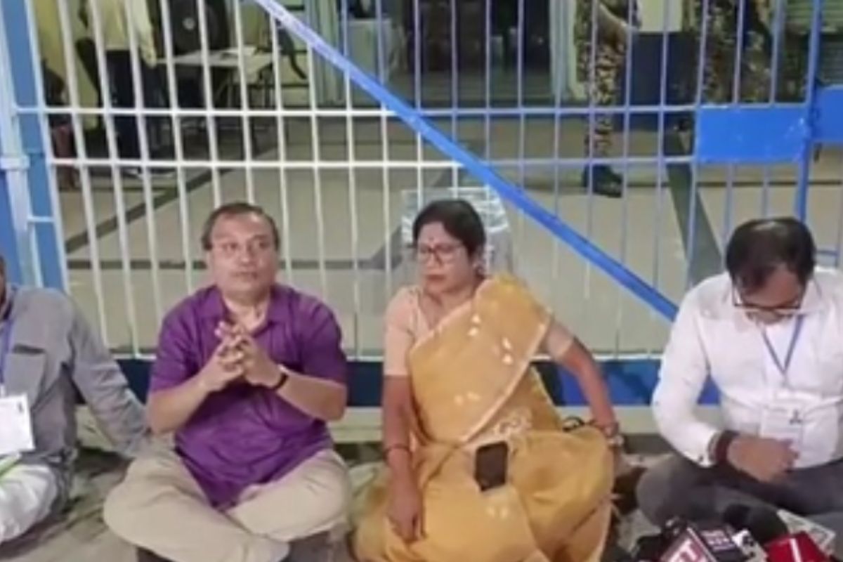 Live: चुनाव नतीजों से पहले टीएमसी और बीजेपी में हुई झड़प, स्ट्रॉन्ग रूम की सुरक्षा बढ़ाई