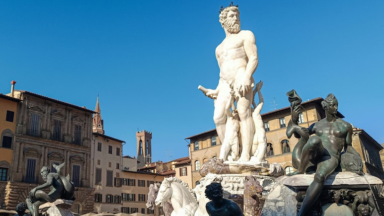 Woman Climbs Historic Neptune Fountain In Florence As Dare And Leaves Damages Worth Rs 5 Lakh