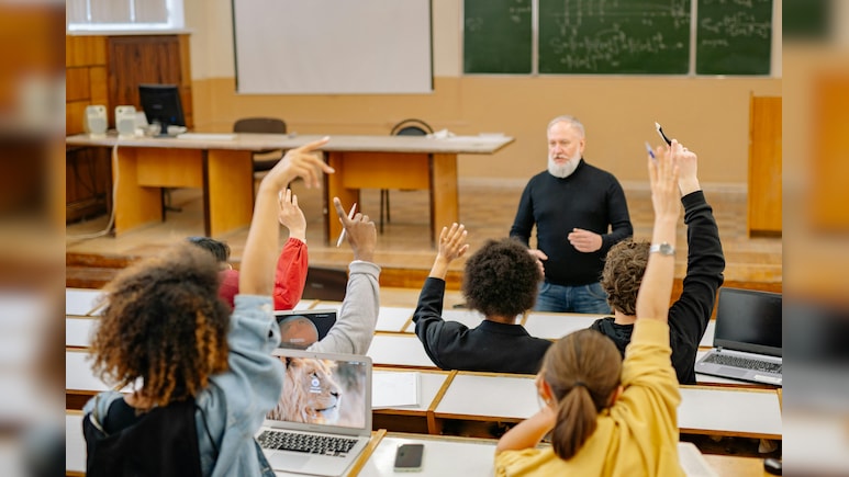 विदेशों में ये पढ़ाई करने जा रहे भारतीय छात्र, इन कोर्सेज का बोलबाला